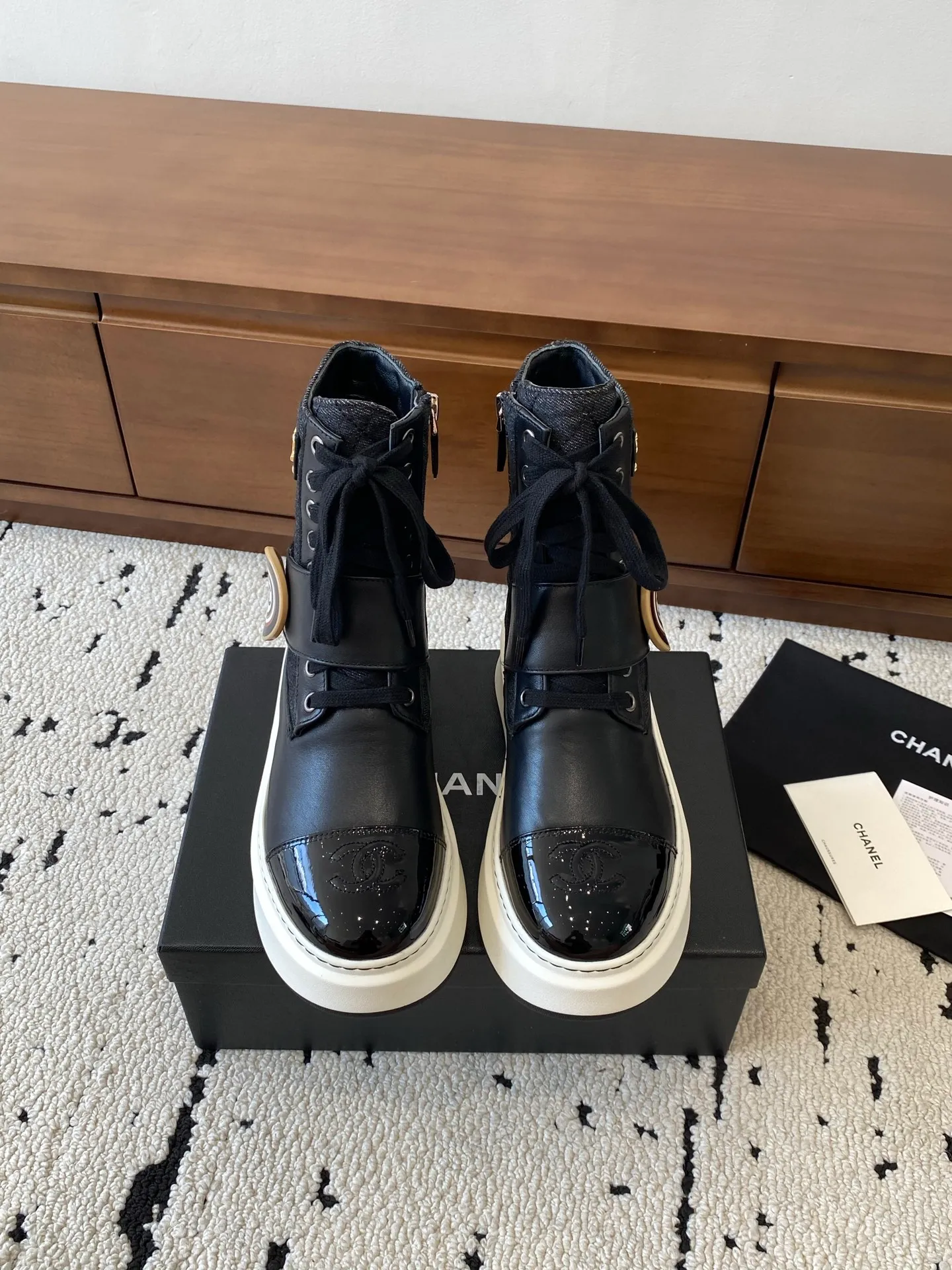 👟👟Ex-factory price 760👟👟 CHANEL 2025s autumn and winter series thick-soled short boots, made of imported cowhide, with an additional height of 5cm to show leg length. The boots follow Chanel's classic rhombus pattern, and add this year's popular sun buckle. Xiao Meimei likes it especially. This is Chanel's hot style for autumn and winter this year. With the traditional inner zipper, it is easy to put on the feet and super comfortable. It is a must-have for this autumn and winter. Upper material: imported cowhide with rhombus microfiber, washed denim ❤︎ Consistently authentic ❤︎ Outsole: original Italian TPU foam outsole Number of yards: 35-40 (Customized size 40 is non-refundable and non-exchangeable) Buy now 👉 Buy now 👉 Buy now 👉 Buy now 👉
